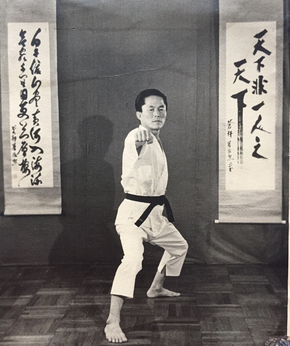 Kenraali Choi Hong Hi asennossa